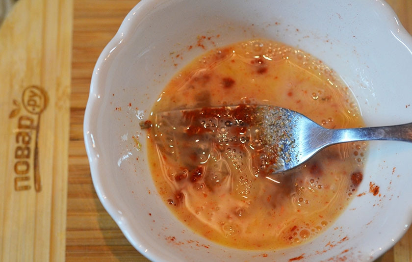 1. Этап. Фриттата с брокколи и сладким перцем: 5. Яйца взбейте вилкой с мускатным орехом, паприкой и солью.