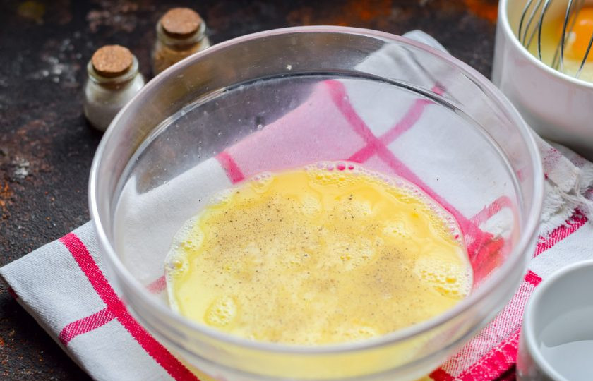 1. Этап. Омлет по Дюкану: Взболтайте массу при помощи венчика, добавьте соль и перец по вкусу.