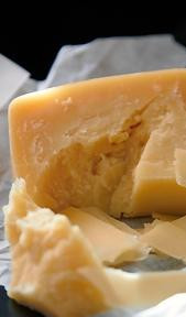 1. Этап. Салат из яиц с сухариками: Пармезан нарезать на тонкие пластины или натереть на крупной терке - как больше нравится.