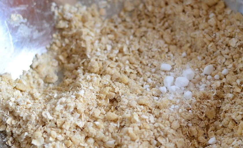 1. Этап. Овсяные блинчики: 1. В пластиковый контейнер выложите пшеничную муку, овсянку, оба вида сахара и растительное масло, плотно закройте крышкой.