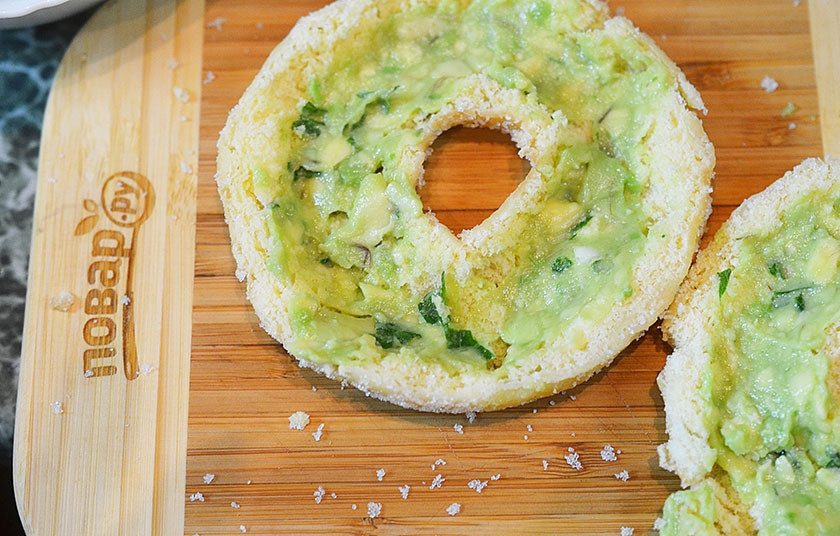 1. Этап. Фаршированные пончики на завтрак: Смажьте внутри авокадовым соусом.