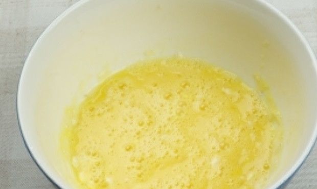 1. Этап. Жареная цветная капуста с яйцом: 5. В отдельной миске взбить вилкой яйцо. Добавить немного соли и по желанию любимые специи. Смешать с небольшим количеством муки и тщательно взбить.