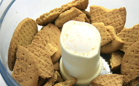 1. Этап. Чизкейк из печенья: Сперва нужно измельчить печенье в мелкую крошку при помощи миксера.