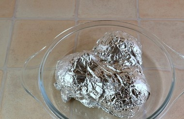 1. Этап. Свекла с черносливом и грецкими орехами: Свеклу тщательно промойте, а потом заверните в фольгу. Отправьте запекаться её в духовку на 1-1,5 часа.