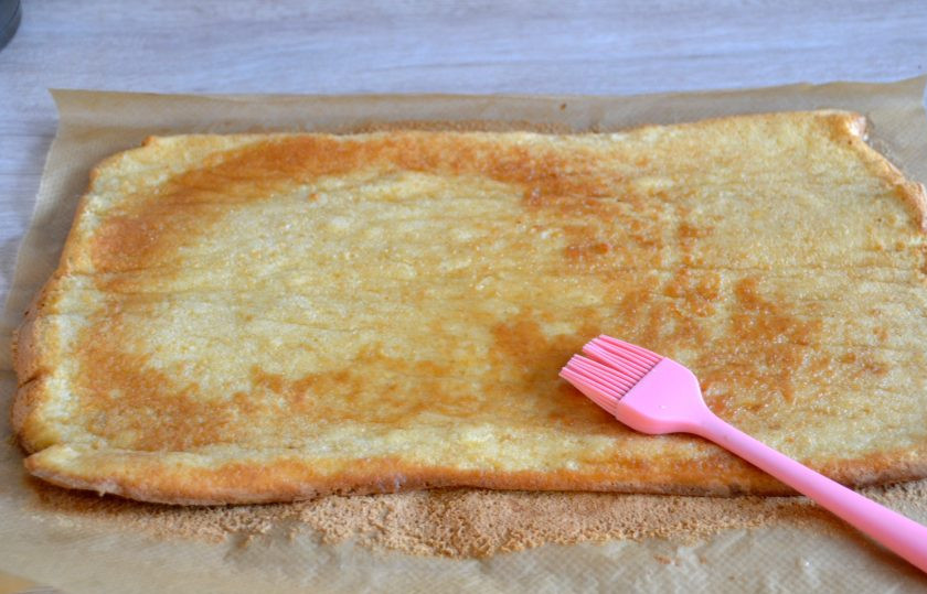 1. Этап. Торт Полено с вишней: Теперь приступайте к сборке торта, силиконовой кисточкой равномерно пропитайте бисквитный корж подготовленной пропиткой.