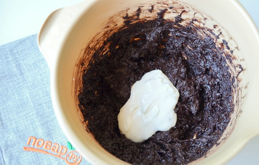 1. Этап. Аппетитный брауни: 6. Введите сметану и вмешайте ее в тесто миксером.