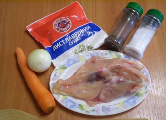 1. Этап. Бульон из куриных костей: Подготовим продукты для бульона. Овощи нужно очистить и вымыть.