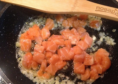 1. Этап. Сливочно-рыбный соус: 2. Добавим нарезанную на небольшие кусочки рыбу.