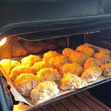 1. Этап. Куриные грудки под сырно-овощной шубкой: Запекать 15-20мин в духовке, заранее разогретой до 200C.