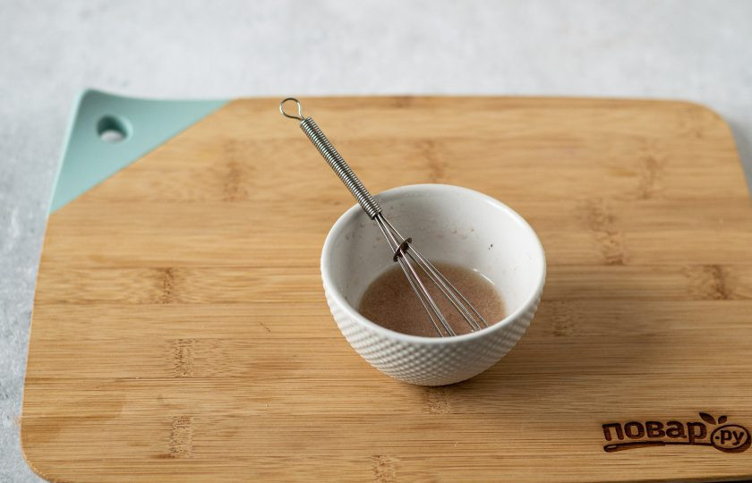 1. Этап. Салат из красной капусты с яблоком: Для заправки смешайте растительное масло и красный винный уксус. Посолите и поперчите.