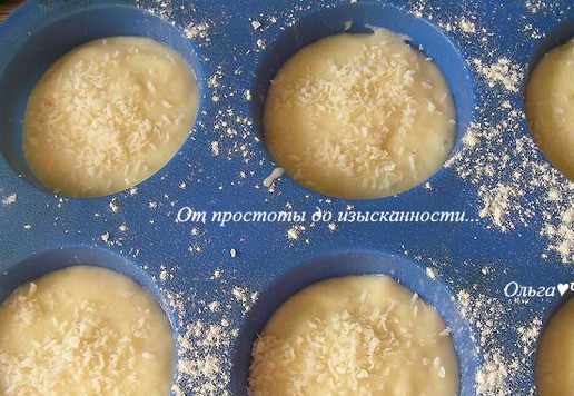 1. Этап. Дынные кексы с кокосовой стружкой: Тесто разложите по 6-9 формочкам, смазанным маслом и присыпанным мукой (по желанию выложите в бумажные формочки для кексов). Сверху посыпьте кокосовой стружкой.