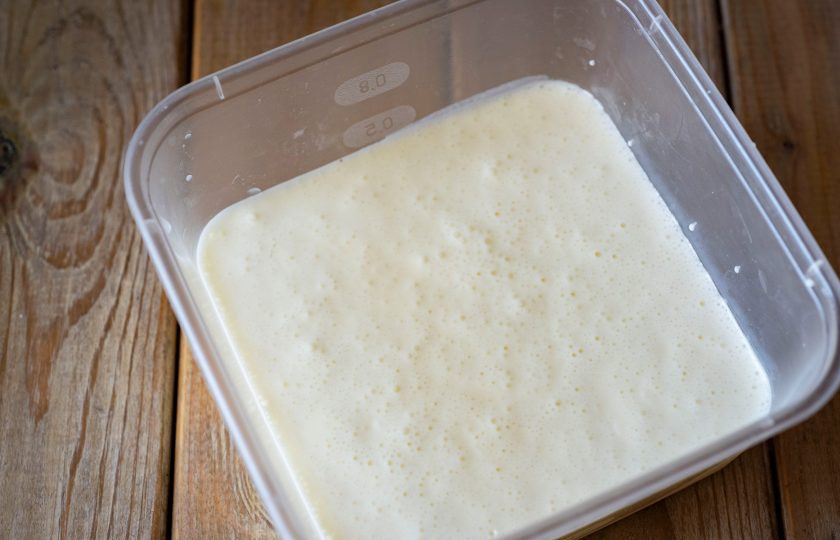 1. Этап. Мороженое из сливок и сгущенки в домашних условиях: Приготовленную смесь из сливок и сгущенки залейте в удобный для замораживания контейнер. Отправьте заполненный контейнер в морозильную камеру на 4-6 часов. За это время 2-3 раза пробейте массу погружным блендером.