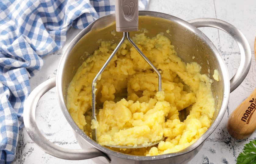 1. Этап. Картофельные клёцки с сыром: Картофель очистите, нарежьте произвольно, залейте водой и отварите до готовности. Слейте воду, а картофель разомните как для пюре.