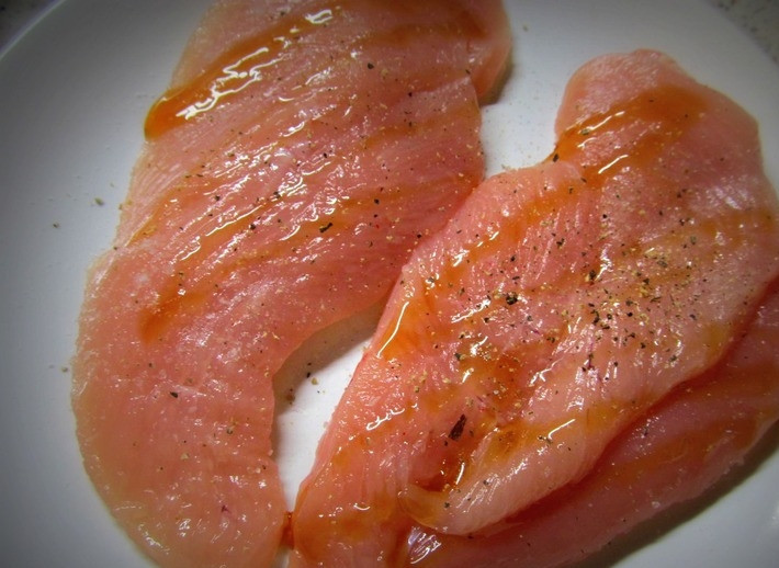 1. Этап. Куриная грудка на электрогриле: Филе куриной грудки разрезаем вдоль на две одинаковые части, заправляем оливковым маслом, медом. В качестве специй достаточно будет соли и черного молотого перца.