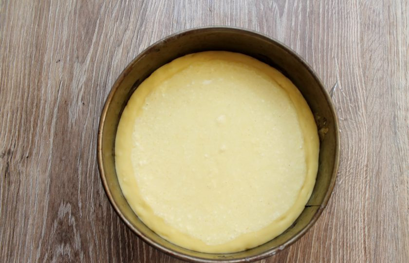 1. Этап. Творожный пирог с брусникой: Творожную массу аккуратно выложите поверх теста, не доходя до края 1-2 сантиметра, разровняйте.