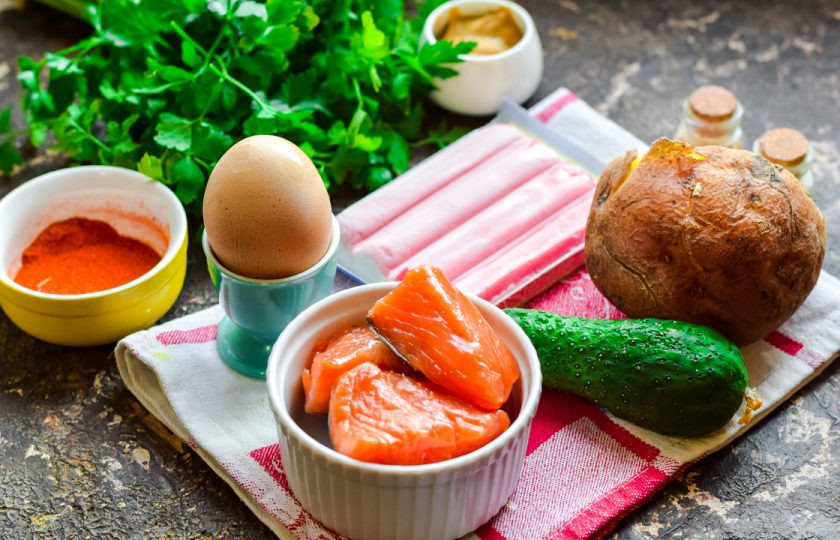 1. Этап. Салат с семгой и крабовыми палочками: Подготовьте ингредиенты.