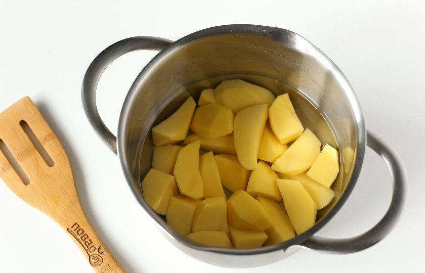 1. Этап. Фишкейки: Картофель очистите, нарежьте на части, залейте водой и отварите до готовности.