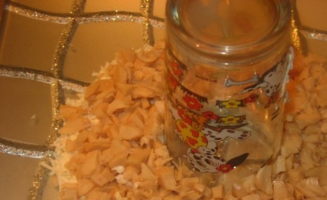 1. Этап. Салат Морская пена: Натрите яйца на крупной тёрке, уложите их первым слоем. Сверху промажьте майонезом. Далее нарежьте маленькими кусочками кальмар, выложите его следующим слоем.