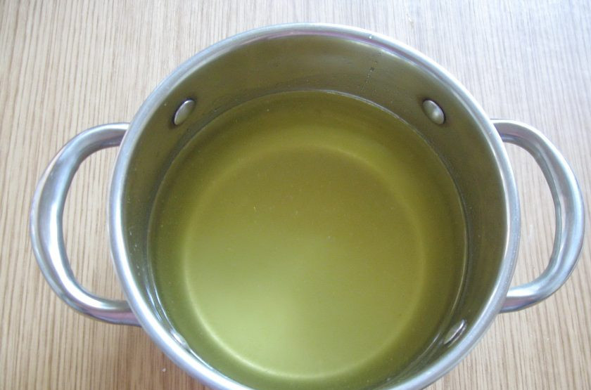 1. Этап. Куриный бульон с галушками из лаваша: Варите курицу до мягкости на самом маленьком огне. Тогда бульон будет прозрачным. Затем курицу выложите на тарелку, а бульон процедите.