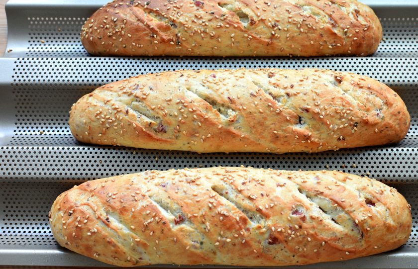 1. Этап. Французский хлеб с ветчиной: Выпекайте в прогретой до 220 градусах духовке сначала с паром, плеснув на дно духовки полстакана горячей воды, до румяного цвета. Остужайте, свободно прикрыв льняным полотенцем.