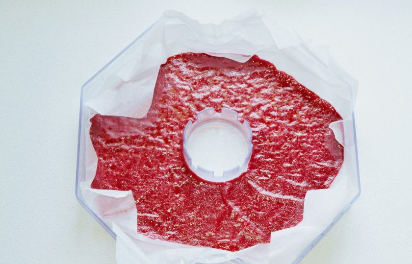 1. Этап. Ягодный лаваш: Сушить ягодный лаваш можно в сушилке, духовке или на солнце. Я сушу первые 6 часов при температуре 60 градусов. После даю остыть и сушу еще 6 часов при 65 градусах. Последний раз досушиваю при температуре 70 градусов, пока лаваш не перестанет липнуть.