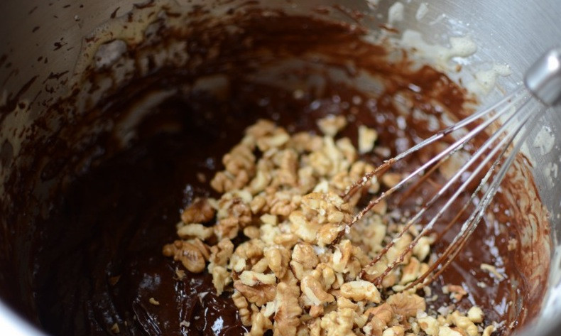 1. Этап. Французский шоколадный торт: Если хотите, добавьте орехи. Перемешайте.