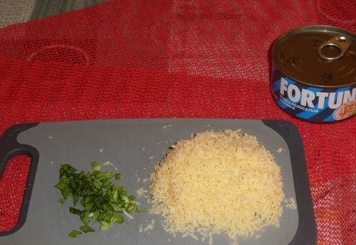 1. Этап. Рулет из лаваша Новогодний: На мелкой терке натираем сыр и нарезаем зелень.