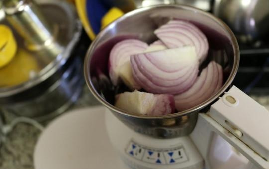 1. Этап. Картофельная запеканка с двумя видами сыра: Лук почистите и измельчите в кашицу блендером.