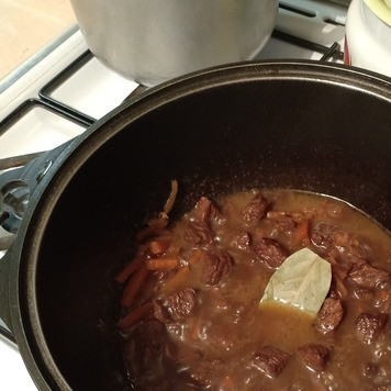 1. Этап. Жарено-тушеное мясо: За 5 мин до готовности добавить лавровый лист.