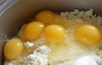 1. Этап. Творожная запеканка на кефире в мультиварке: Добавляем яйца.