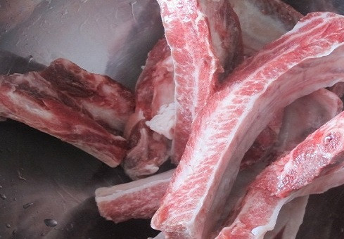 1. Этап. Ребрышки с овощами в мультиварке: 1. Вымыть ребра, выложить на бумажную салфетку и обсушить. Затем переложить в глубокую мисочку. Это рецепт приготовления ребрышек с овощами в мультиварке подойдет как для говяжьих, так и для свиных ребер.