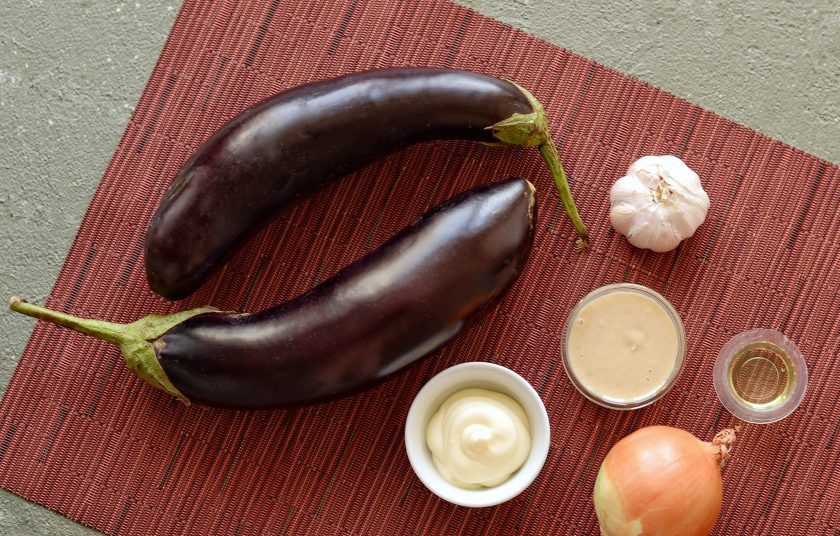 1. Этап. Хацилим из баклажанов и кунжутной пасты: Подготовьте все ингредиенты.