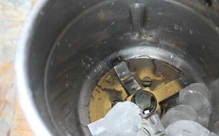 1. Этап. Милкшейк с Нутеллой: 2. Выложите в чашу блендера лед.