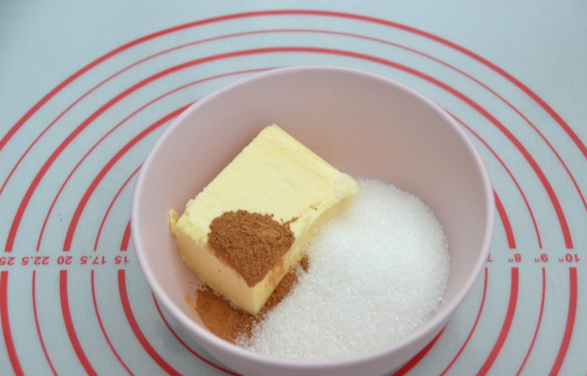 1. Этап. Финские булочки с корицей и кардамоном: Подготовьте начинку, для этого смешайте в однородную массу мягкое сливочное масло, корицу и сахар.