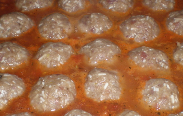 1. Этап. Тефтели с плавленым сыром: Укладываем в помидорный сок тефтели, готовим в духовке 30 минут.