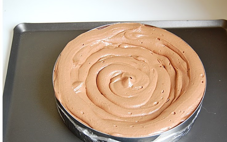 1. Этап. Торт Царский: Затем кладем второй корж и повторяем процедуру.