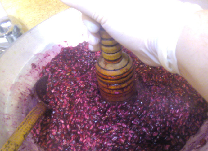 1. Этап. Соус Наршараб: Когда косточки от зерен начнут белеть, берем дуршлаг ставим его на другую кастрюлю и перекладываем в него весь гранат, чтобы сок стекал в кастрюлю. На этом этапе опять понадобится толкушка или деревянная лопатка.