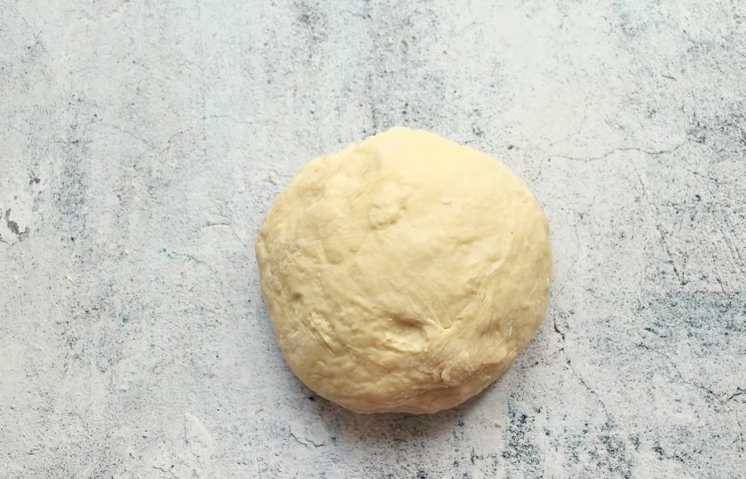 1. Этап. Пирожки Два в одном: Оставшуюся муку смешайте с разрыхлителем, просейте в массу и замесите мягкое тесто. Добавляйте муку частями, чтобы не забить тесто.