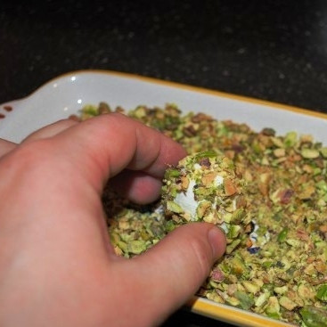 1. Этап. Сырные шарики с фисташками и виноградом: Теперь необходимо хорошенько обвалять наши шарики в фисташках, чтобы сыр и ореховая крошка схватились. Затем ставим шарики минут на 20-30 в холодильник, чтобы скрепились плотнее.