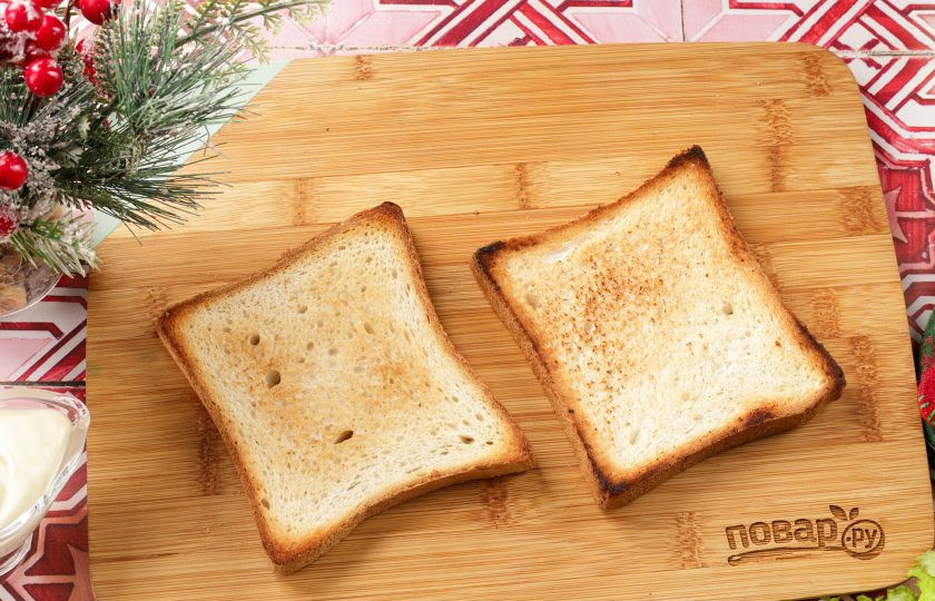 1. Этап. Бутерброды Змейка для праздничного стола: Хлеб подсушите на сковороде или в духовке.