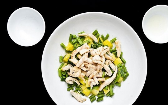 1. Этап. Салат с куриным филе, ананасом и зеленой фасолью: 6. В салатной миске смешайте ананас, зеленую фасоль, добавьте обжаренное куриное филе. Посолите, поперчите, добавьте лимонный сок, перемешайте.