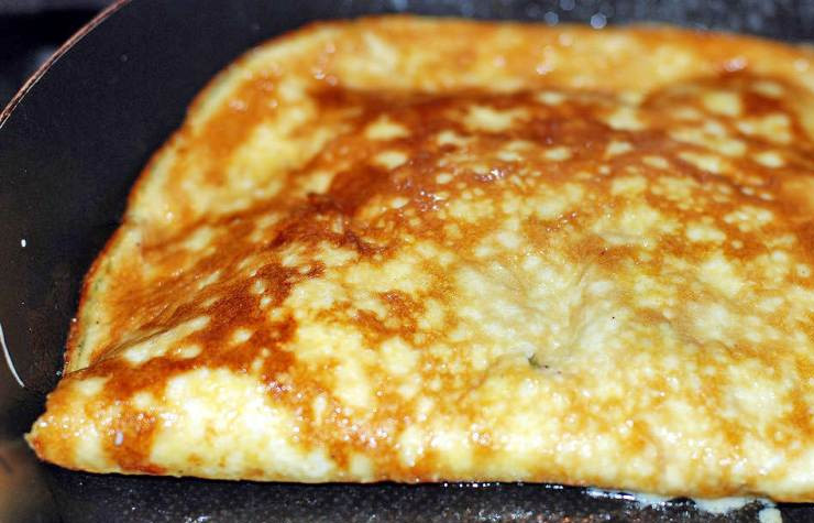 1. Этап. Омлет с помидорами и сыром: Затем складываем омлет вдвое и в таком виде жарим еще 2-3 минуты, потом переворачиваем на другую сторону и жарим еще пару минут. Готовый омлет посыпаем тертым сыром и подаем к столу. Приятного аппетита!