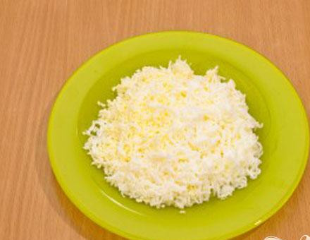 1. Этап. Закуска Морская раковина: 3. Отвариваем вкрутую яйца. Натираем на мелкой терке.