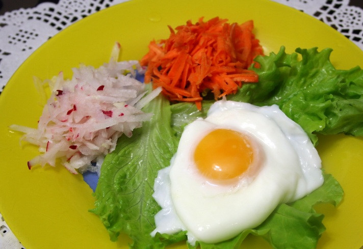 1. Этап. Яичница на воде: Готовое блюдо выкладываем на тарелку, посыпаем солью и молотым перцем по вкусу и подаем со свежими овощами или легким салатиком. Приятного всем аппетита!