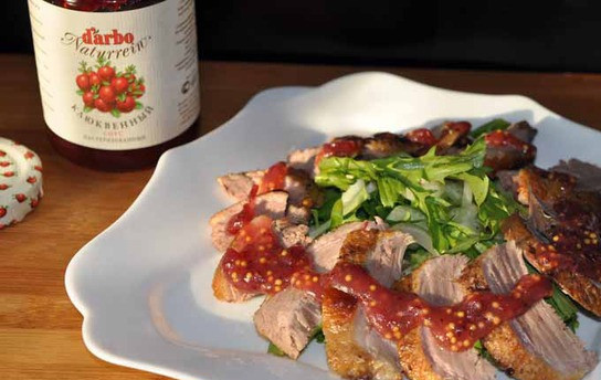 1. Этап. Салат с утиной грудкой по-китайски: Салатик поливаем вкусной заправкой, сверху украшаем орешками, вот и все чудеса! Приятного аппетита, друзья!