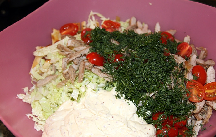 1. Этап. Салат с блинами и мясом: Нарубите мелко укроп. Несколько помидор Черри нарежьте половинками. Смешайте пекинскую капусту, нарезанные помидоры, блины, мясо и маринованные огурцы. Заправьте майонезом.