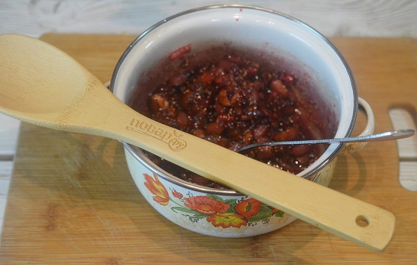 1. Этап. Варенье с клюквой, грушей и инжиром: 5. Доведите до кипения, варите на небольшом огне 30 минут. В конце приготовления измельчите варенье с помощью блендера или оставьте как есть.