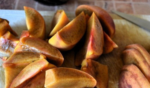 1. Этап. Смузи-боул с персиками: Персики нарезать. Одну половину одного персика оставить для украшения.