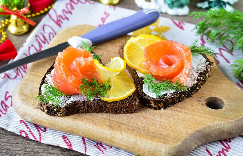 1. Этап. Бутерброды с красной рыбой и лимоном: Украсьте бутерброды свежей зеленью - укропом.