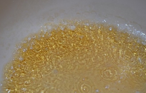 1. Этап. Говядина с розмарином в духовке: Теперь уберите блюдо запекаться в течение одного часа. В это время приготовьте соус. Разогрейте немного оливкового масла, влейте в него коньяк и выпарите 35 секунд. Авокадо, зубчик чеснока и перец почистите и измельчите в блендере вместе с горчицей, соком лимона и коньяком.